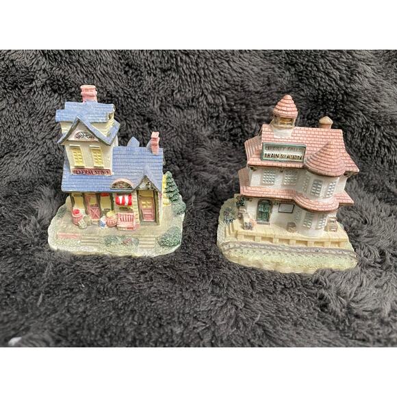 Americana Collection Train Station (AH21) & General Store (AH22) - Picture 1 of 7